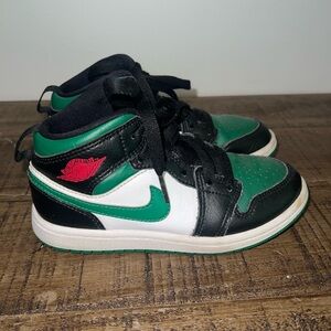 Kids Nike high top - green and black